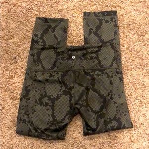 Lululemon Size 2 Crop Green Snakeskin